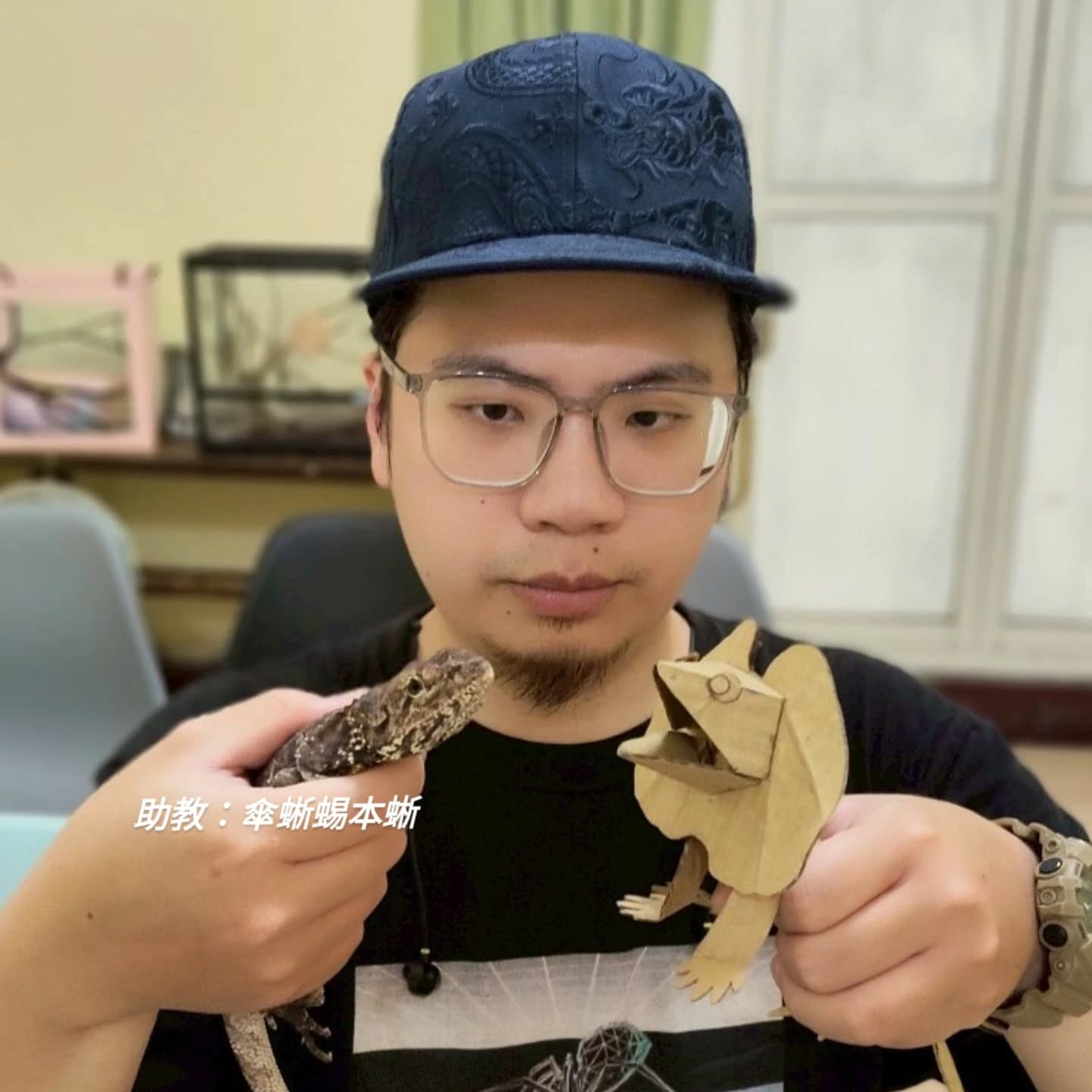 紙板藝術家 鍾凱翔老師 與傘蜥蜴紙雕作品